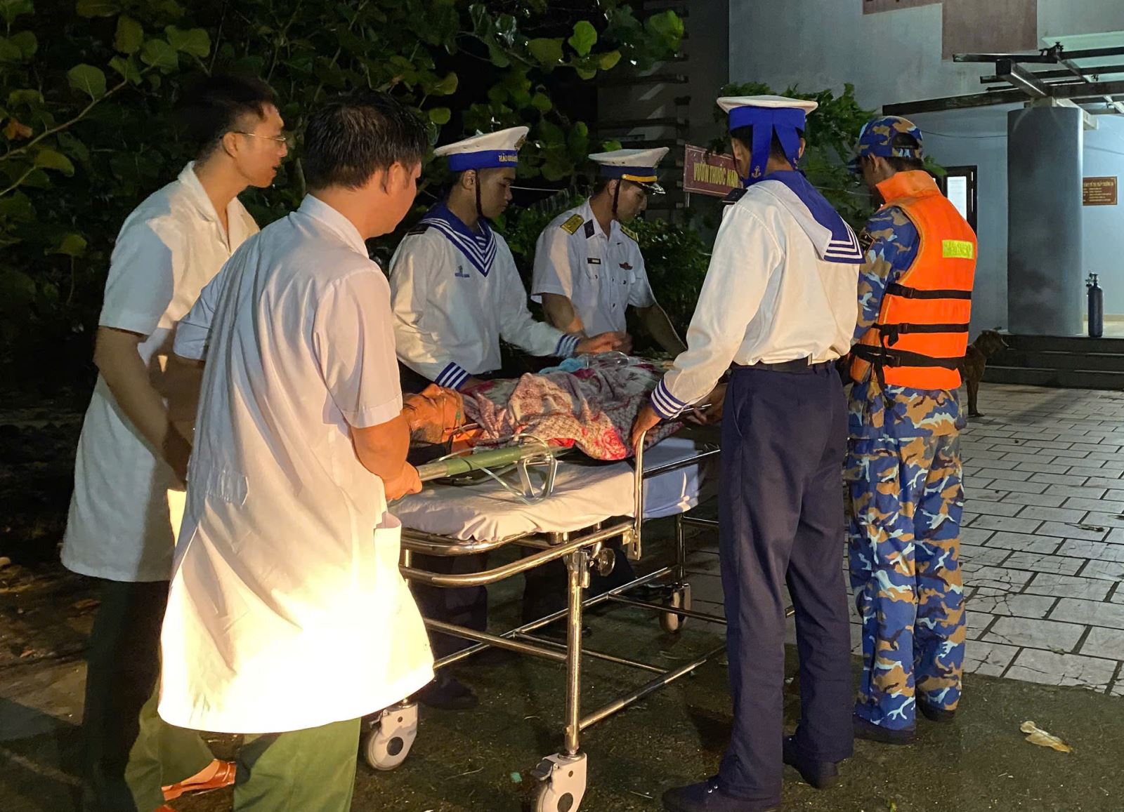 Ngư dân Tín được chuyển đến Bệnh xá đảo Trường Sa để cấp cứu.