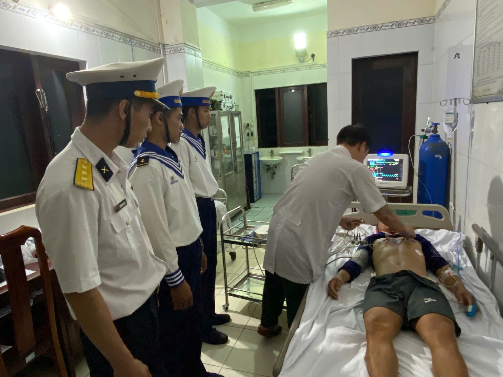 Lực lượng quân y đảo Trường Sa cấp cứu cho ngư dân Tín.