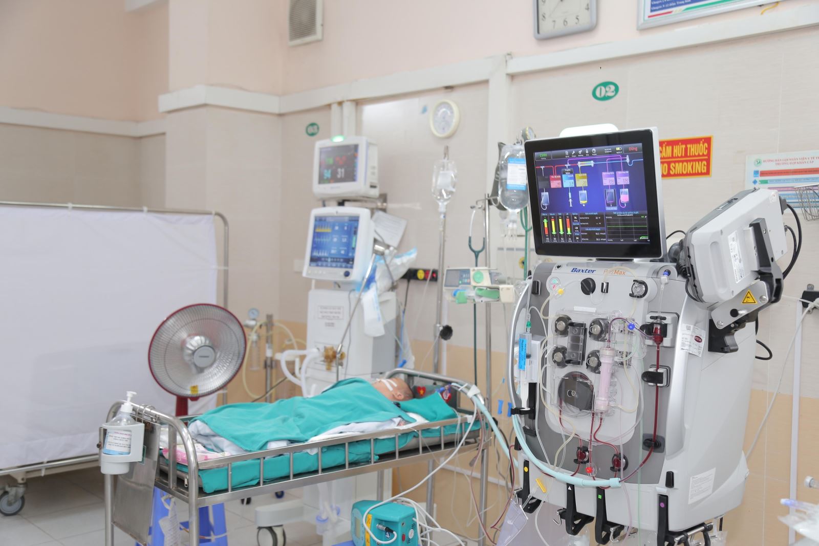 Bé trai được chăm sóc và điều trị tại BVĐK Đức Giang. 