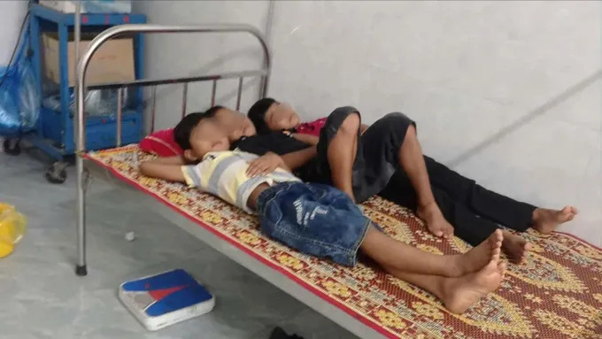 Học sinh được đưa đến cơ sở y tế sau khi có dấu hiệu sức khỏe bất thường.