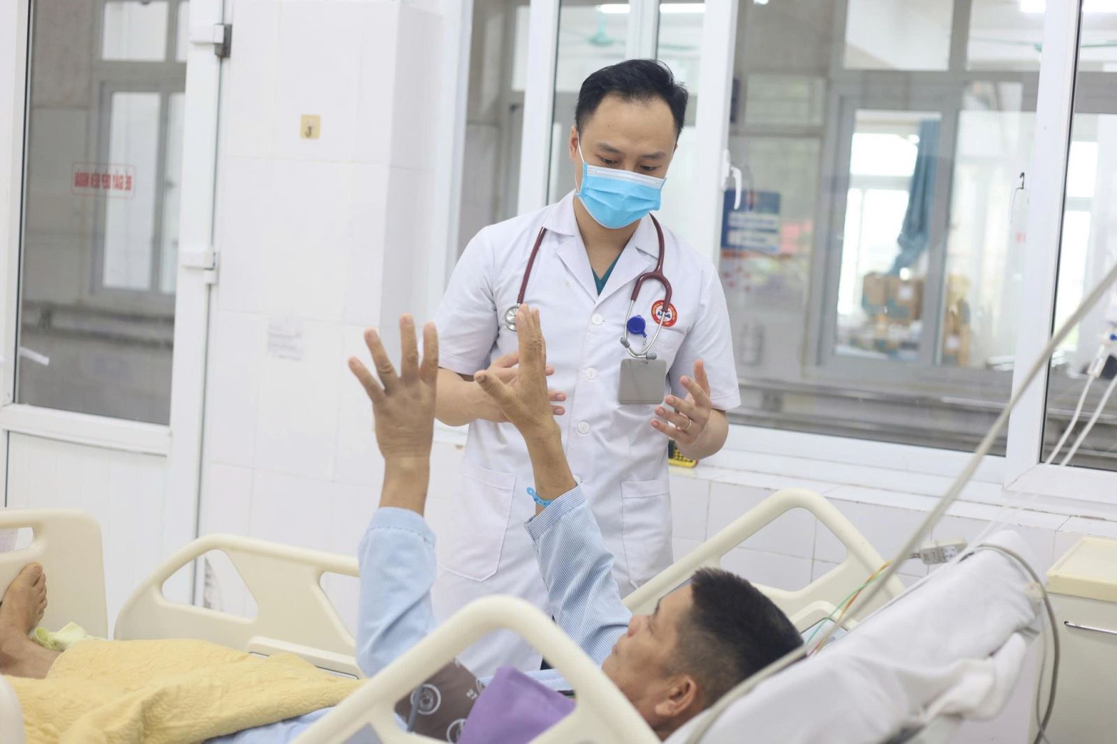 Bệnh nhân 52 tuổi được bác sĩ cứu sống nghi bị ngộ độc rượu.