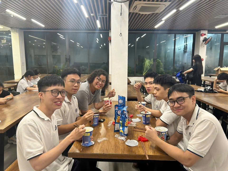Dù không thể về nhà do ngập lụt, các em học sinh vẫn được chăm sóc chu đáo, vui vẻ ăn tối tại trường trong chiều 30/9.