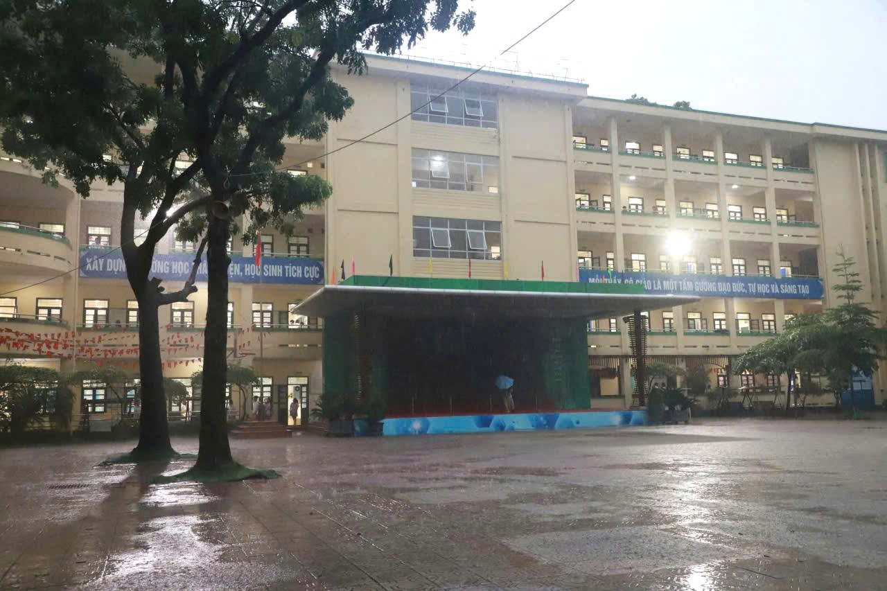 Các lớp học cùng sáng đèn và có học sinh ở lại trường.