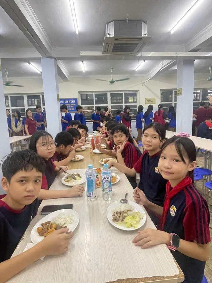 Học sinh được nhà trường chuẩn bị bữa tối do ngập lụt không về được nhà. Ảnh: Học sinh THCS & THPT Nguyễn Bỉnh Khiêm.