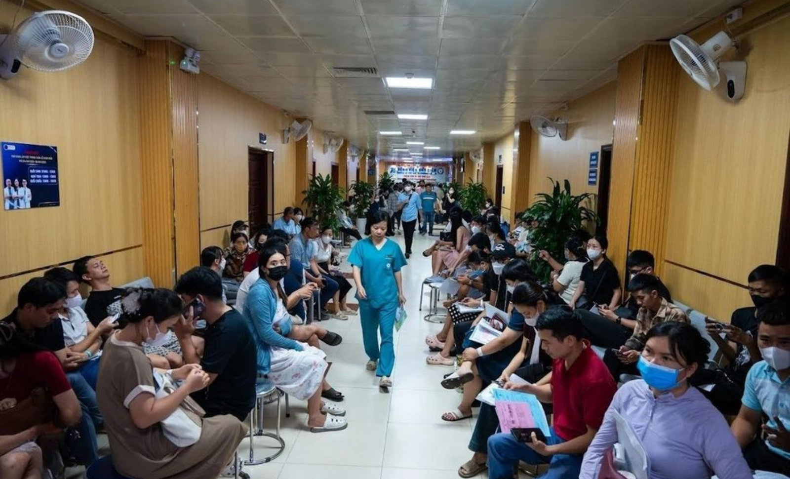 Tại Bệnh viện Bưu Điện, hàng trăm cặp vợ chồng tìm đến thăm khám mỗi ngày.