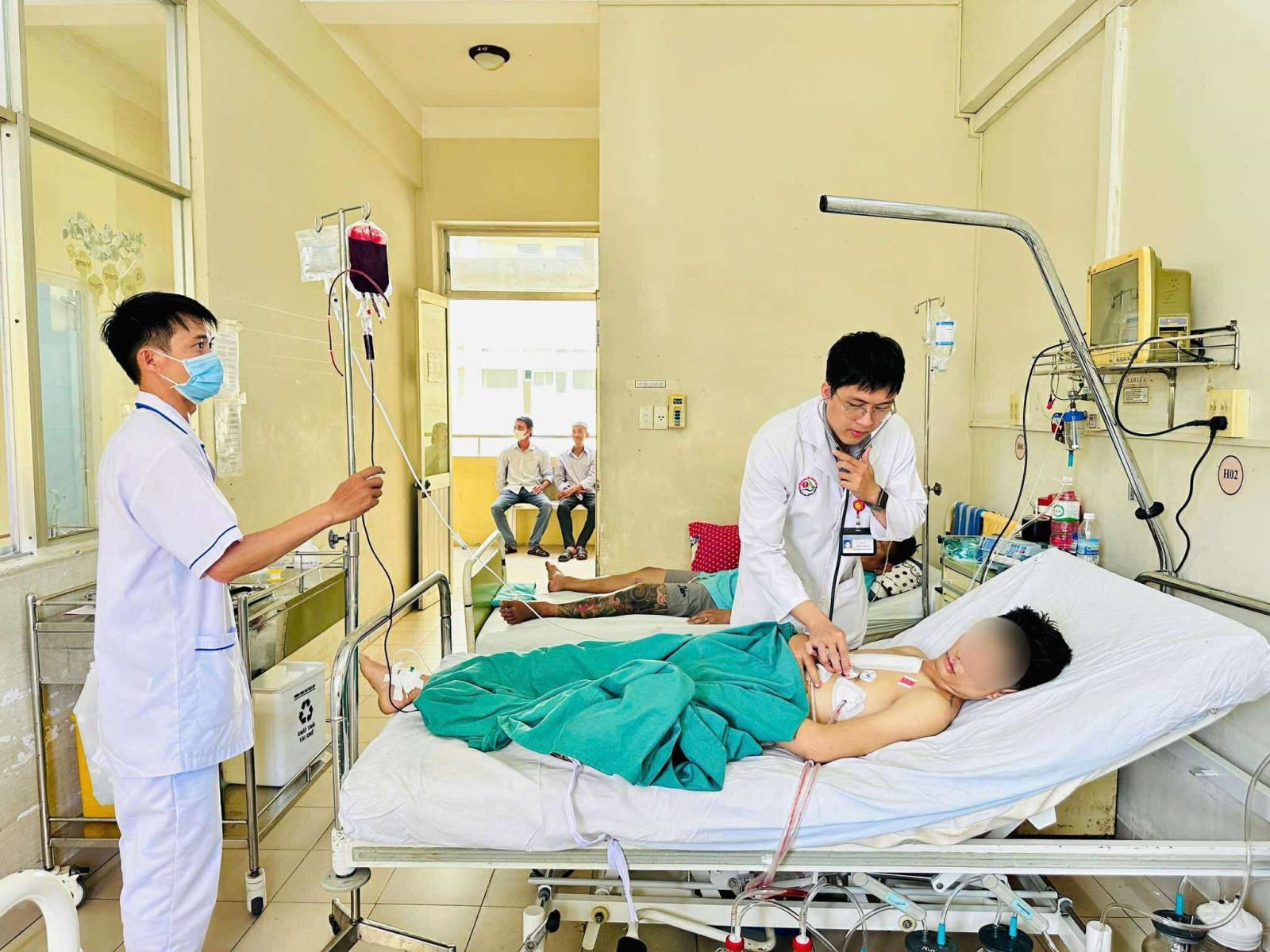 Bệnh nhân được chăm sóc sau ca phẫu thuật.