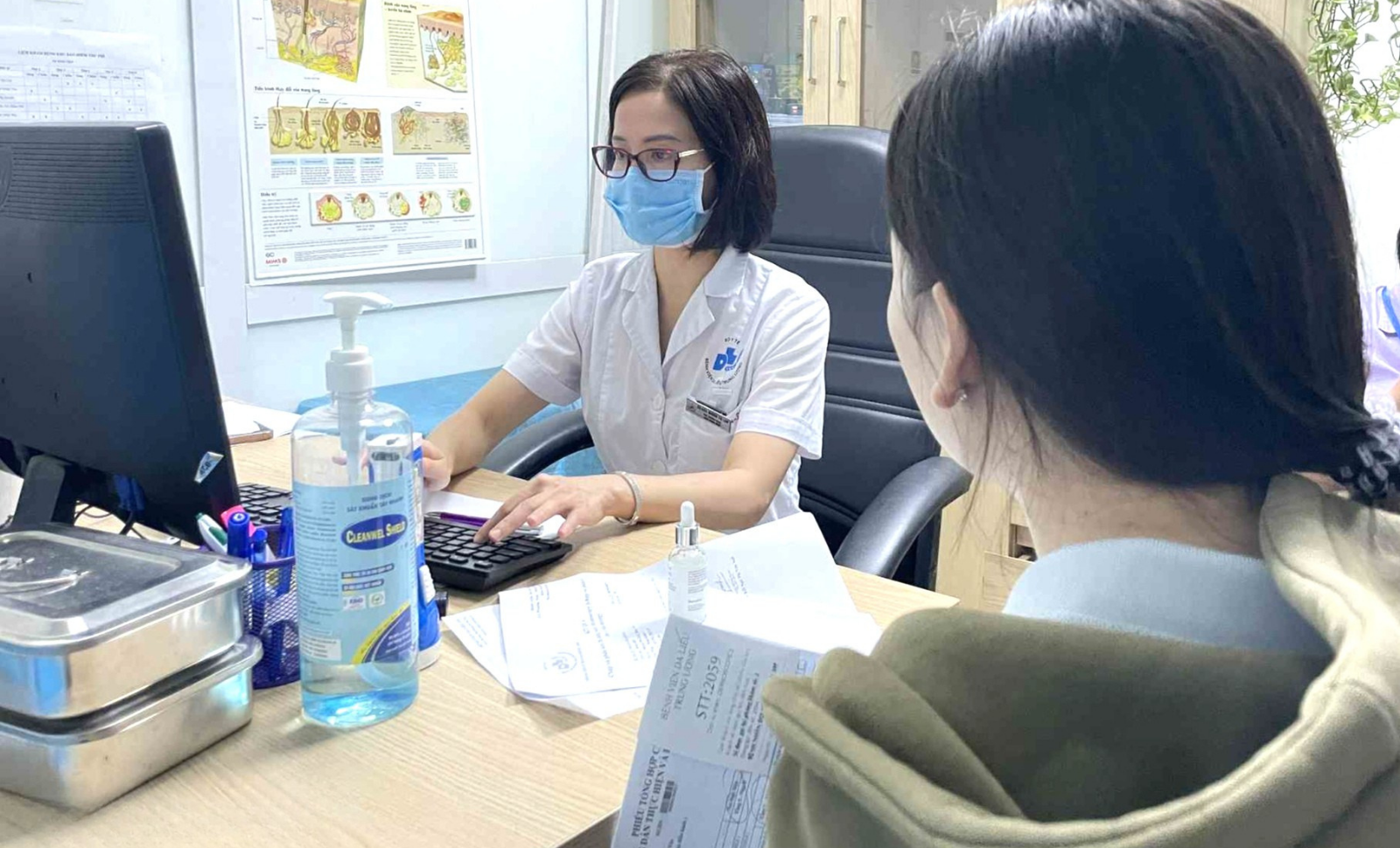 Bác sĩ thăm khám cho một trường hợp bệnh nhân sáng 1/10.