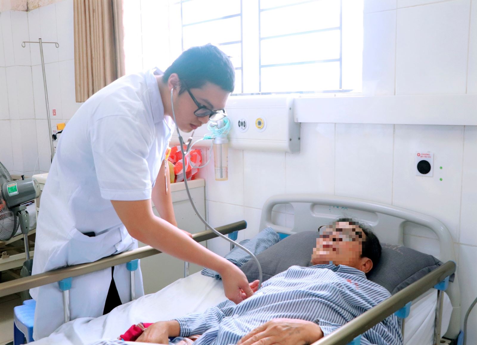 Người bệnh tự ý mua thuốc về uống không theo đơn của bác sĩ khiến bản thân bị sốc phản vệ.