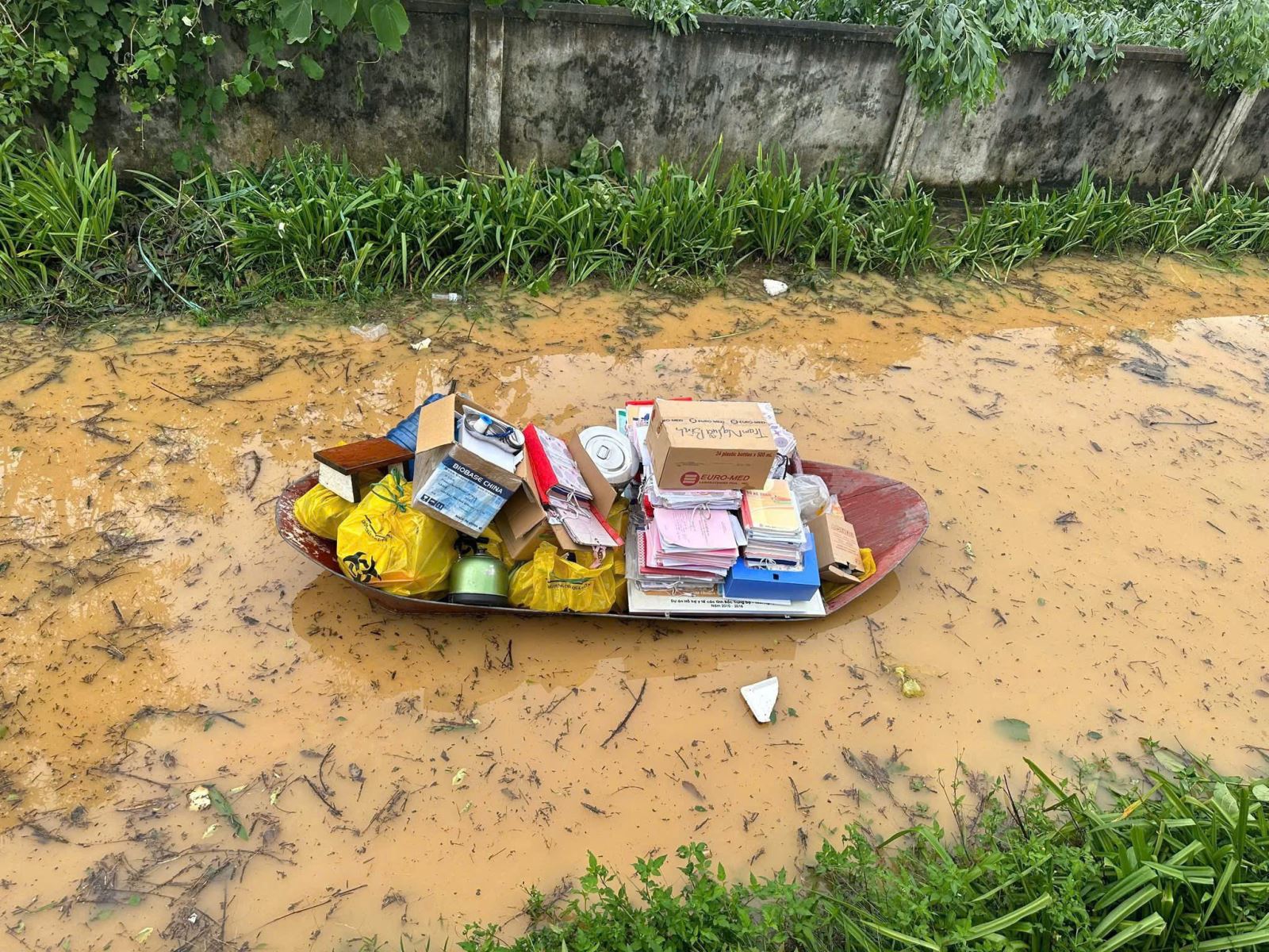 Mùa mưa bão khiến rác, chất thải… hòa vào dòng nước, gây ô nhiễm môi trường, tiềm ẩn nguy cơ dịch bệnh.