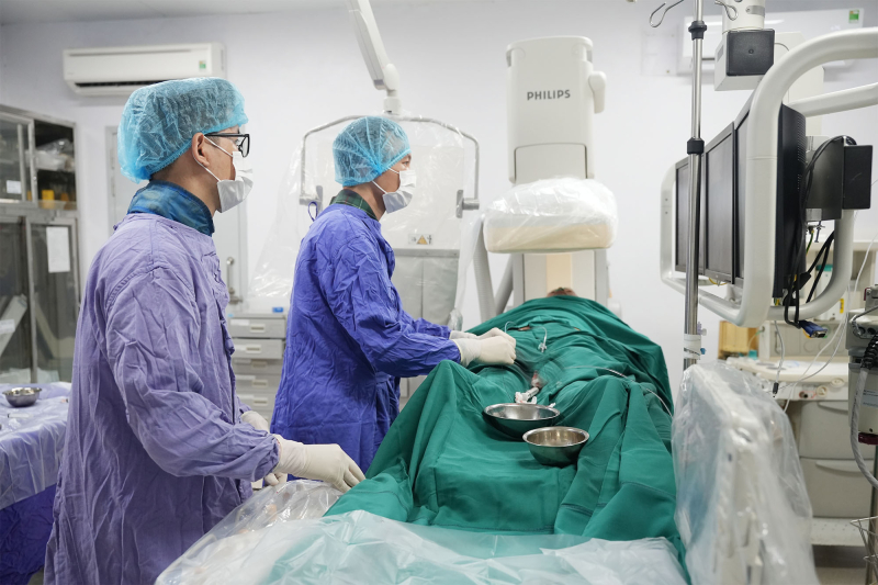 Can thiệp mạch não điều trị đột quỵ nhồi máu não tại Bệnh viện Bãi Cháy