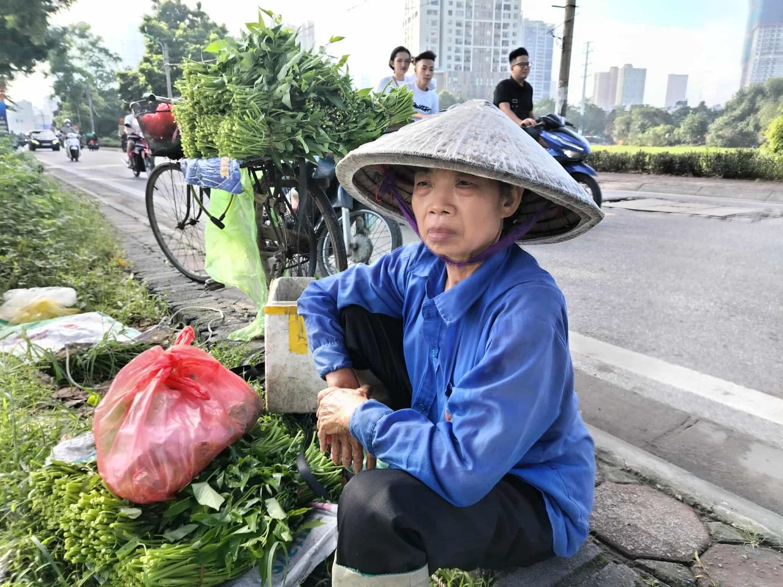 Sau ngập lụt, những ruộng rau muống của người nông dân phường Đại Mỗ chìm trong biển nước. Ảnh: Thanh Huyền. 