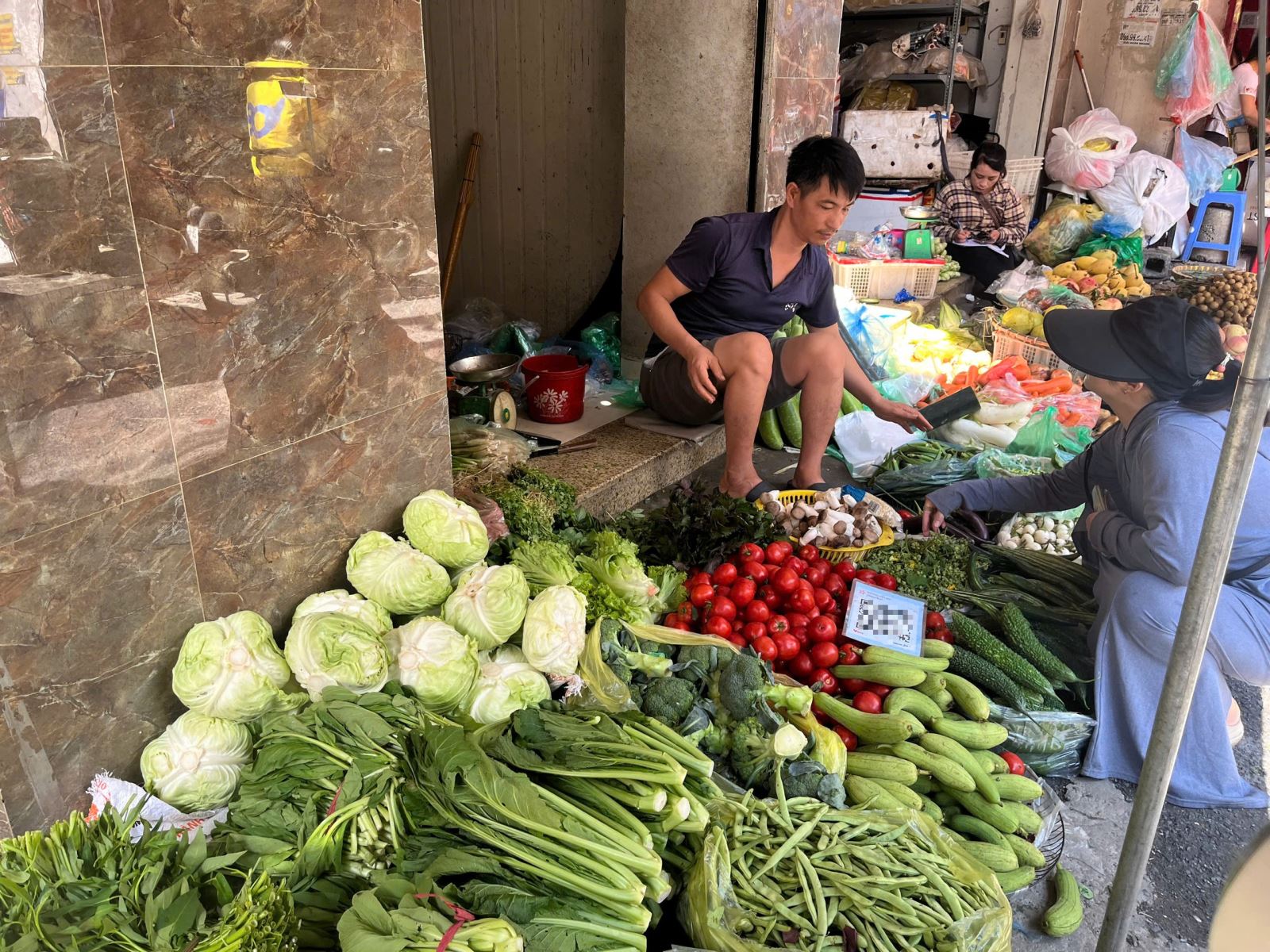 Theo tiểu thương chia sẻ, rau xanh bị dập nát do ngập úng, tiểu thương phải lựa chọn kỹ mới có thể bày bán.