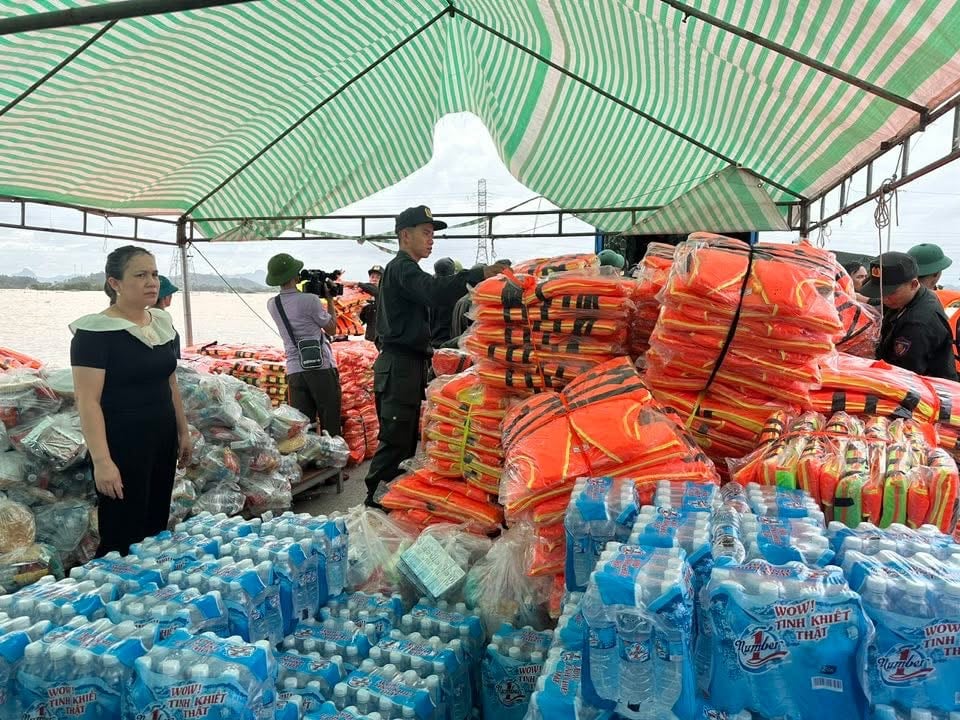 Lực lượng chức năng tập kết áo phao, các nhu yếu phẩm cần thiết cung cấp cho bà con vùng lũ.