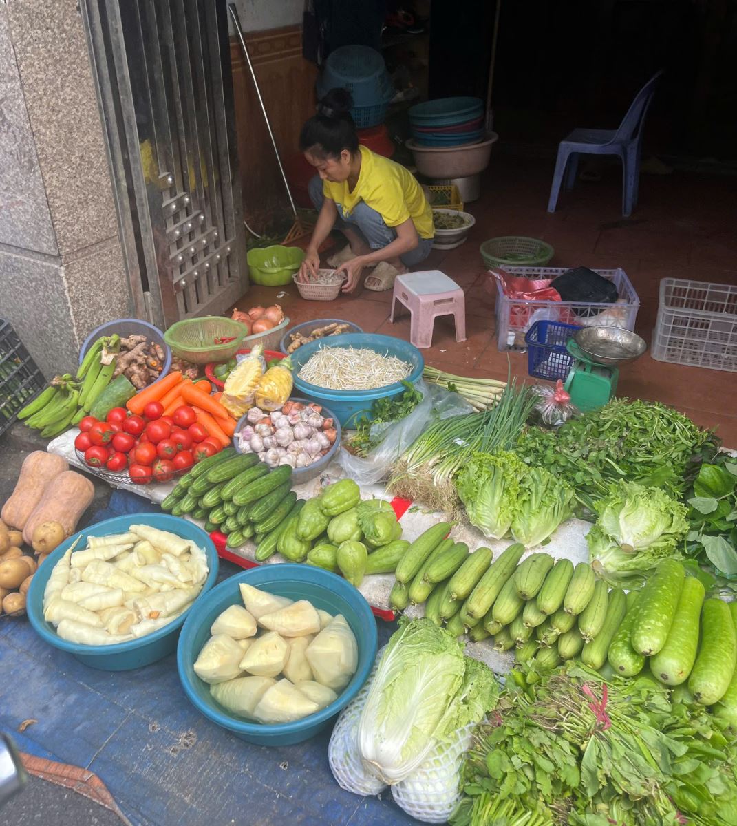 Chị Nhung (tiểu thương tại chợ Đình Thôn) chia sẻ, rau ngập úng gặp nắng dễ thối hỏng, có thể khiến giá tiếp tục tăng.