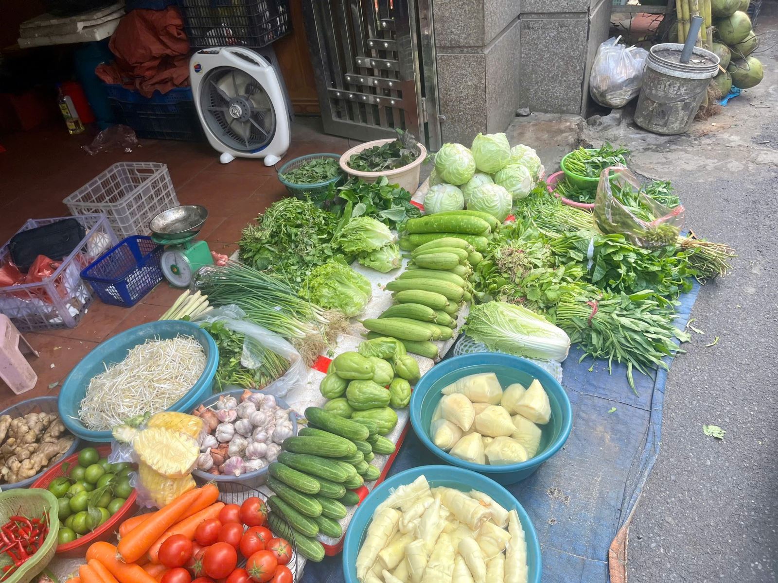 Chị Nhung (tiểu thương tại chợ Đình Thôn) chia sẻ, rau ngập úng gặp nắng dễ thối hỏng, có thể khiến giá tiếp tục tăng.