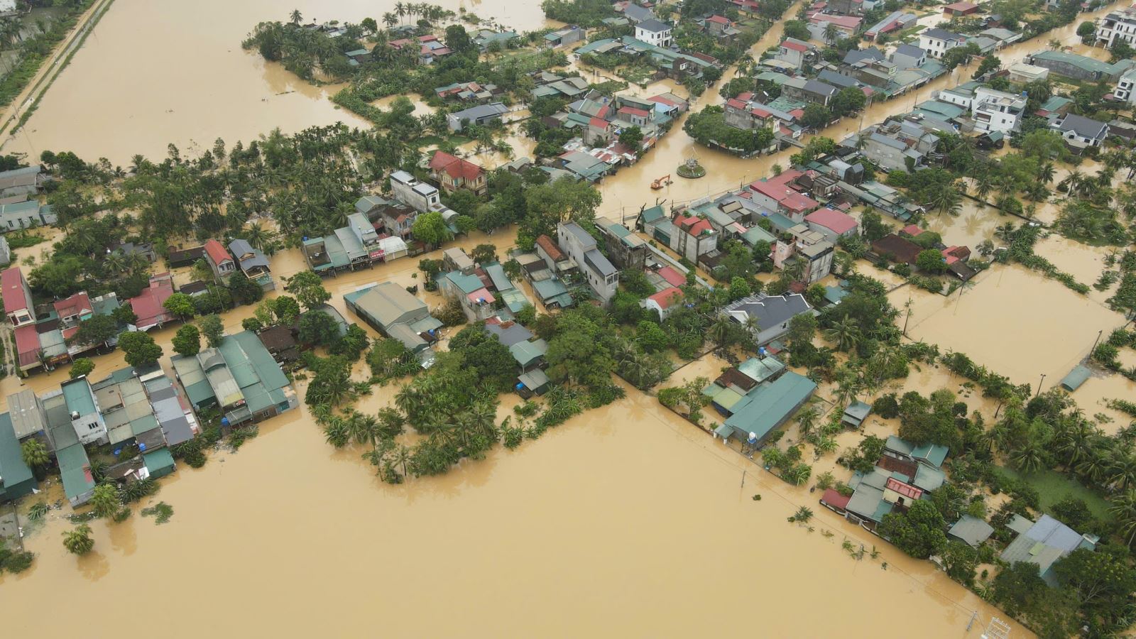 Hàng nghìn ngôi nhà tại xã Nông Cống chìm sâu trong biển nước.