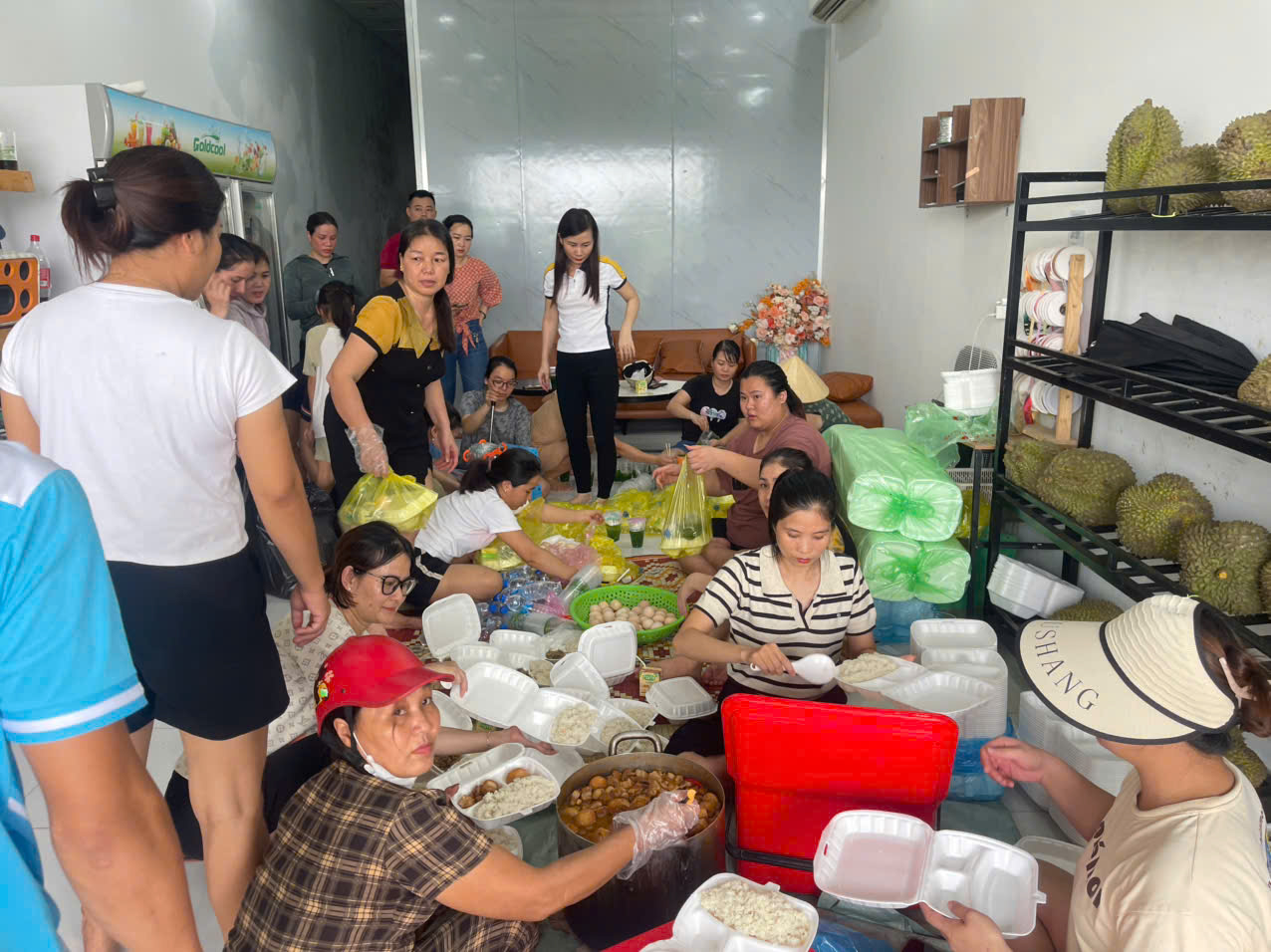 Các tổ chức, cá nhân tổ chức nấu cơm gửi vào trong vùng lũ cho người dân.