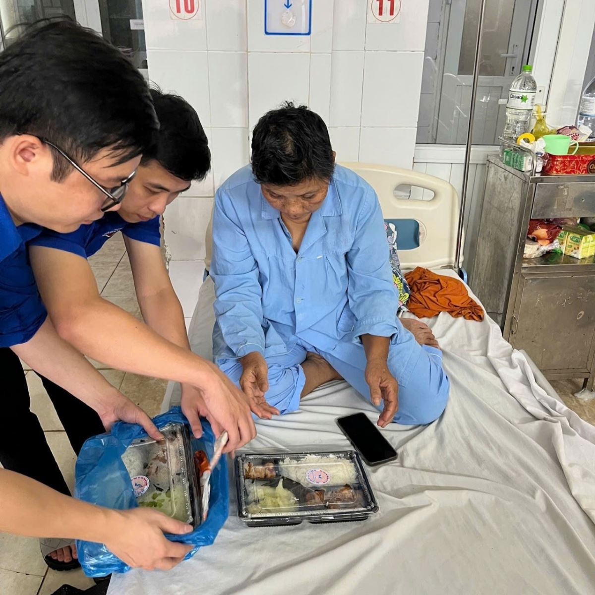 Trao 400 suất cơm cho bệnh nhân tại Bệnh viện Đa khoa Nông Cống.