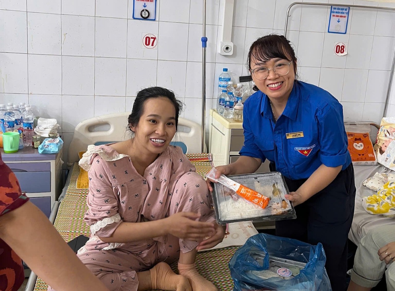 Những suất cơm nghĩa tình giúp bệnh nhân vơi bớt khó khăn, yên tâm điều trị.