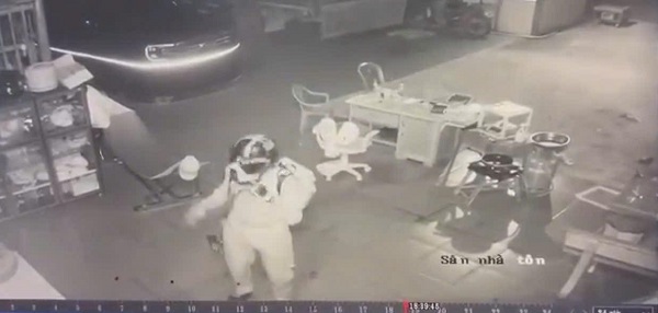 Hình ảnh cắt từ camera ghi lại một người đàn ông lạ đi lại trong ngôi nhà có 3 người tử vong. Nguồn: Công an tỉnh Đồng Nai.
