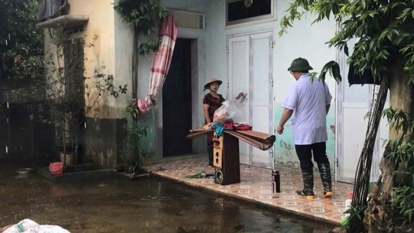 Cán bộ y tế hướng dẫn người dân vệ sinh môi trường để phòng các bệnh truyền nhiễm sau mưa bão tại Hà Nội.