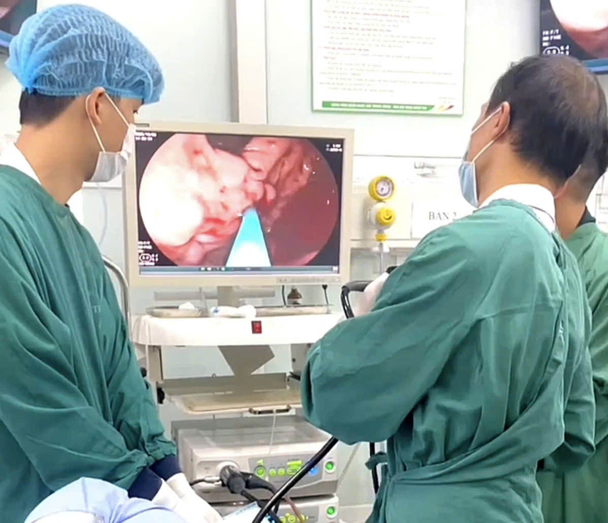 Các bác sĩ tiến hành nội soi cho bệnh nhân.