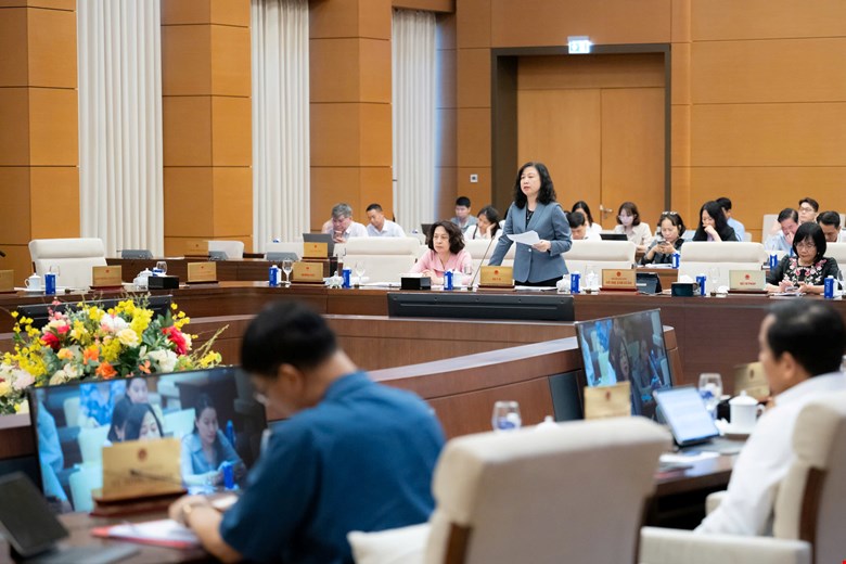 Bộ trưởng Bộ Y tế Đào Hồng Lan trình bày Báo cáo tóm tắt dự án Luật Phòng bệnh tới UBTVQH.