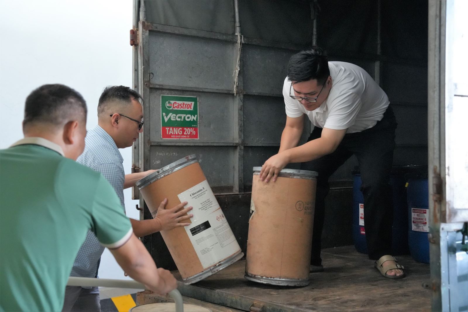 CDC Quảng Ninh xuất 225kg hóa chất Cloramin B hỗ trợ tỉnh Thái Nguyên.