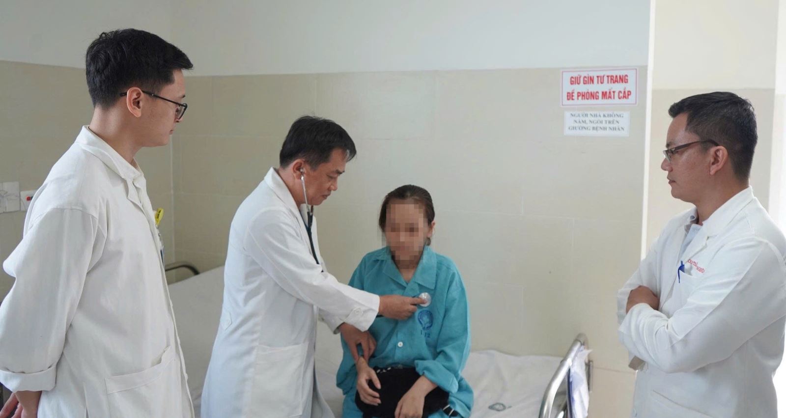 Em P.U được bác sĩ Bệnh viện Đà Nẵng kiểm tra lại sức khỏe trước khi kết thúc điều trị.