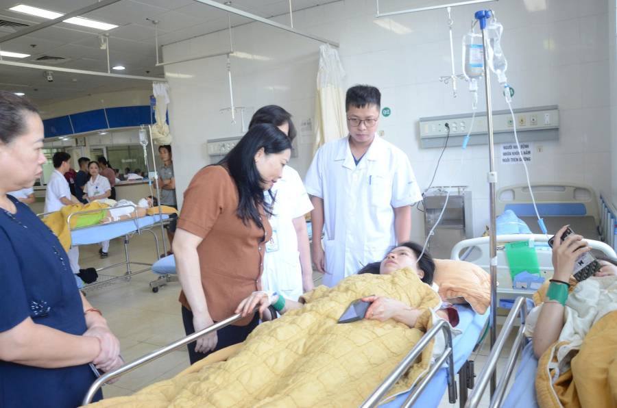 Bà Vũ Thị Hiền Hạnh - Phó Chủ tịch UBND tỉnh Lào Cai (áo nâu) thăm hỏi, động viên nạn nhân trong vụ tai nạn tại Bệnh viện Đa khoa số 1 tỉnh Lào Cai.