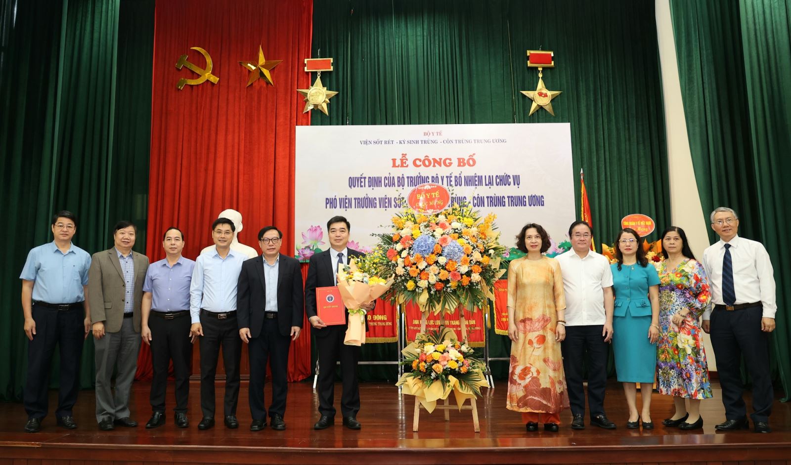 Thứ trưởng Bộ Y tế Nguyễn Thị Liên Hương và các đơn vị của Bộ Y tế chúc mừng TS Trần Quang Phục.