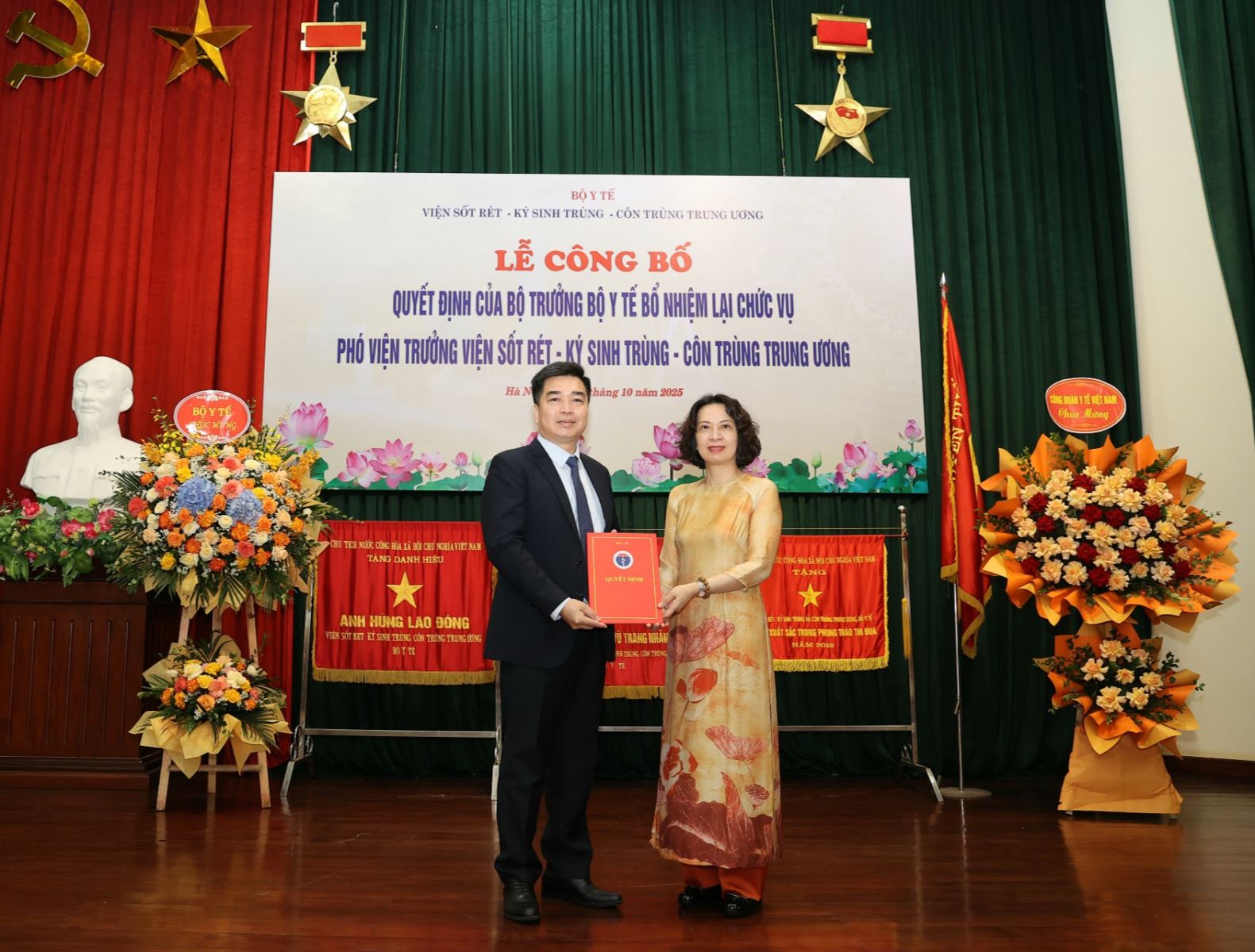 PGS.TS Nguyễn Thị Liên Hương - Thứ trưởng Bộ Y tế dự và trao quyết định bổ nhiệm lại cán bộ tại Viện Sốt rét - Ký sinh trùng - Côn trùng Trung ương đối với Phó Viện trưởng Trần Quang Phục.