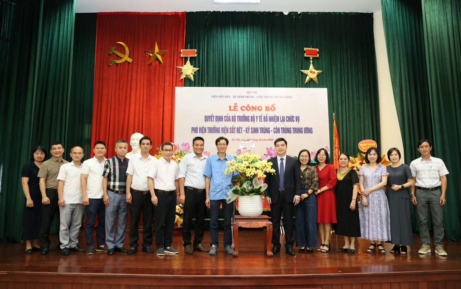 Tập thể Viện Sốt rét - Ký sinh trùng - Côn trùng Trung ương chúc mừng TS Trần Quang Phục.