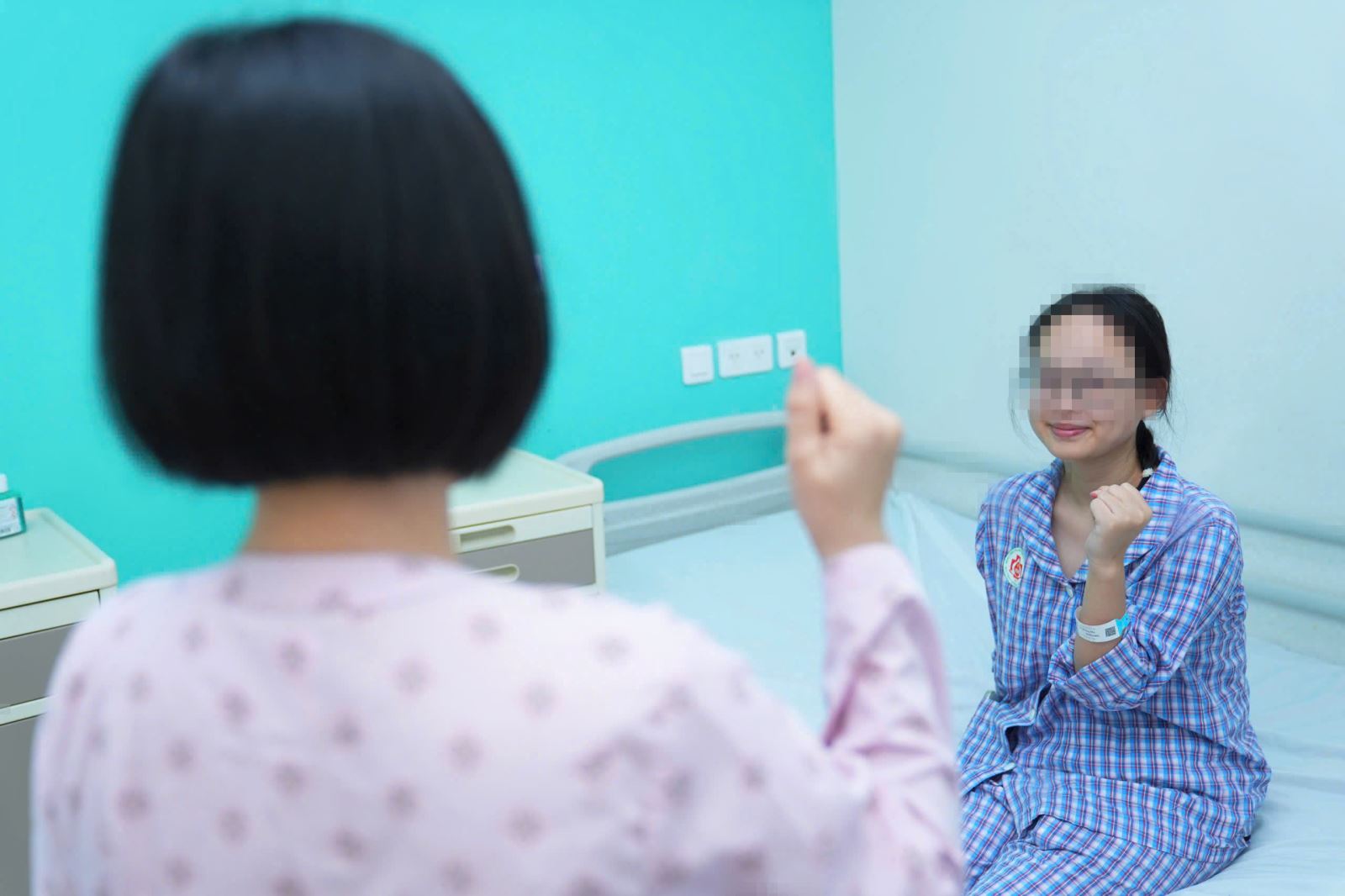 Hai mẹ con tiếp thêm sức mạnh cho nhau trước phẫu thuật
