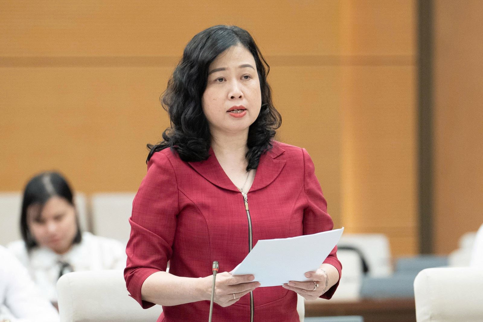 Bộ trưởng Bộ Y tế Đào Hồng Lan trình bày tờ trình tại phiên họp