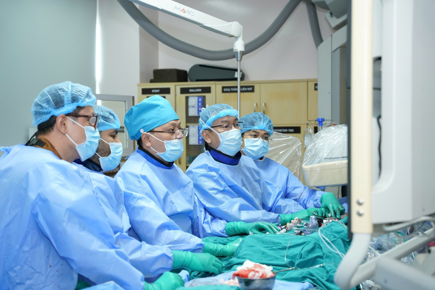 110 ca thay van động mạch chủ qua ống thông đã được thực hiện tại Bệnh viện Đại học Y Dược TPHCM
