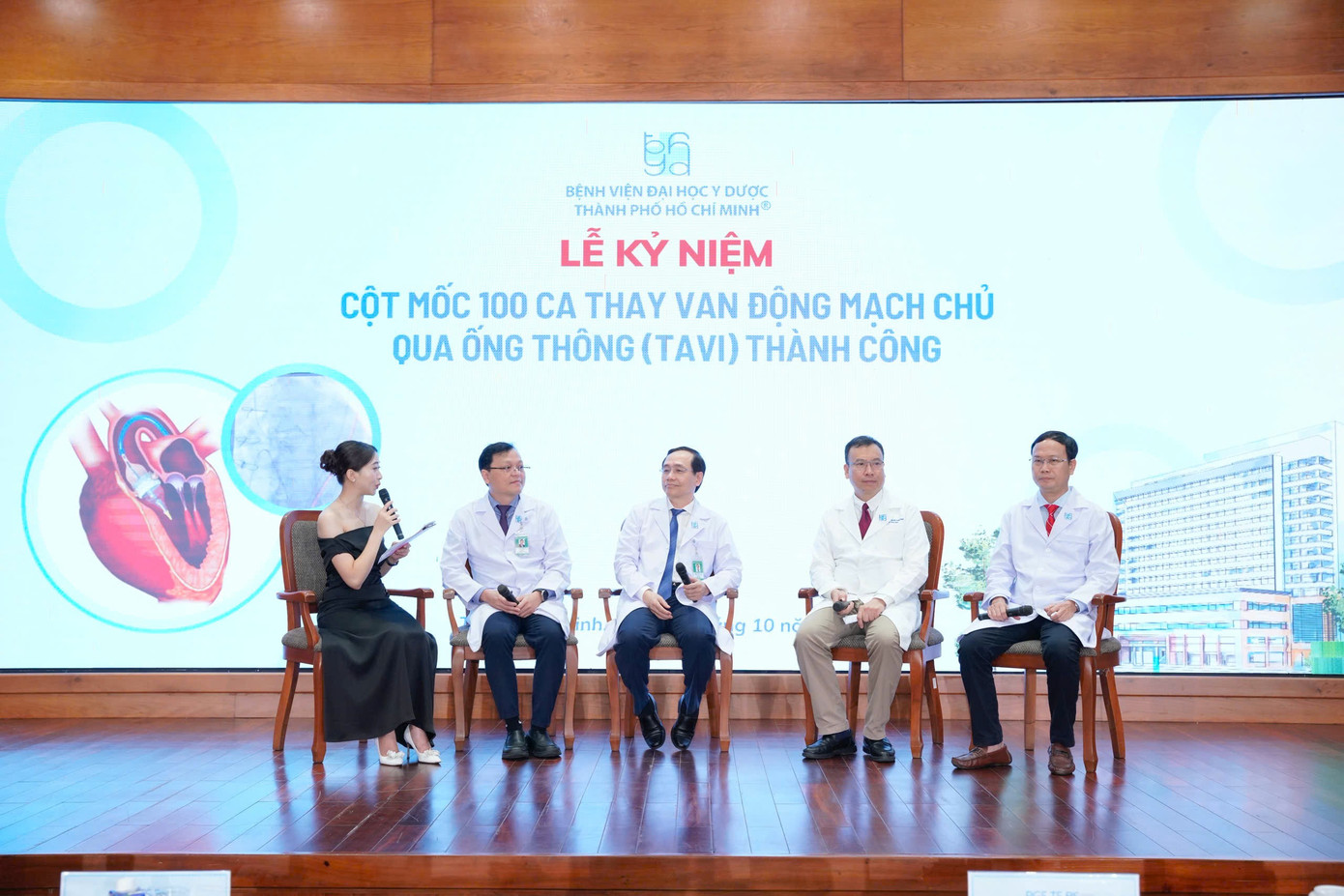 Các chuyên gia chia sẻ thông tin tại lễ kỷ niệm đánh dấu cột mốc thành công của kỹ thuật hiện đại