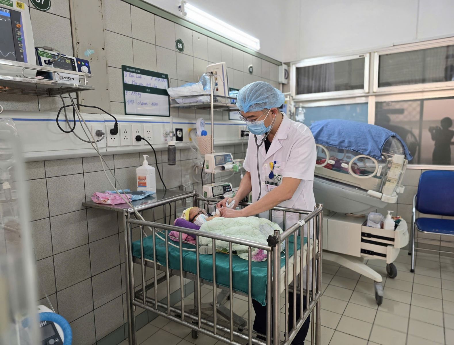 BS. Nguyễn Trung Kiên thăm khám cho cháu bé đang được theo dõi tại Phòng Hồi sức sơ sinh, Trung tâm Nhi khoa.