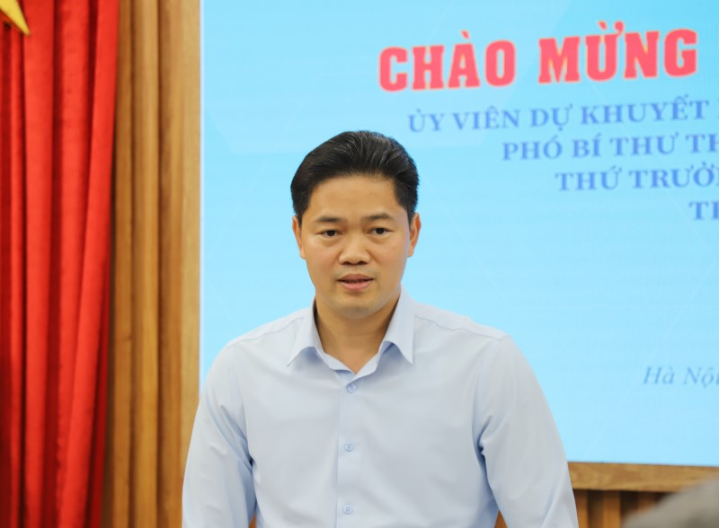 Thứ trưởng Thường trực Bộ Y tế Vũ Mạnh Hà yêu cầu mỗi cán bộ của Trung tâm hãy tự làm mới mình bằng tự học và sáng tạo, cống hiến