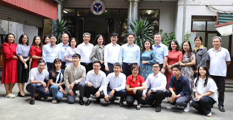 Thứ trưởng Thường trực Bộ Y tế Vũ Mạnh Hà chụp ảnh lưu niệm với tập thể lãnh đạo Trung tâm Truyền thông, Giáo dục sức khỏe Trung ương