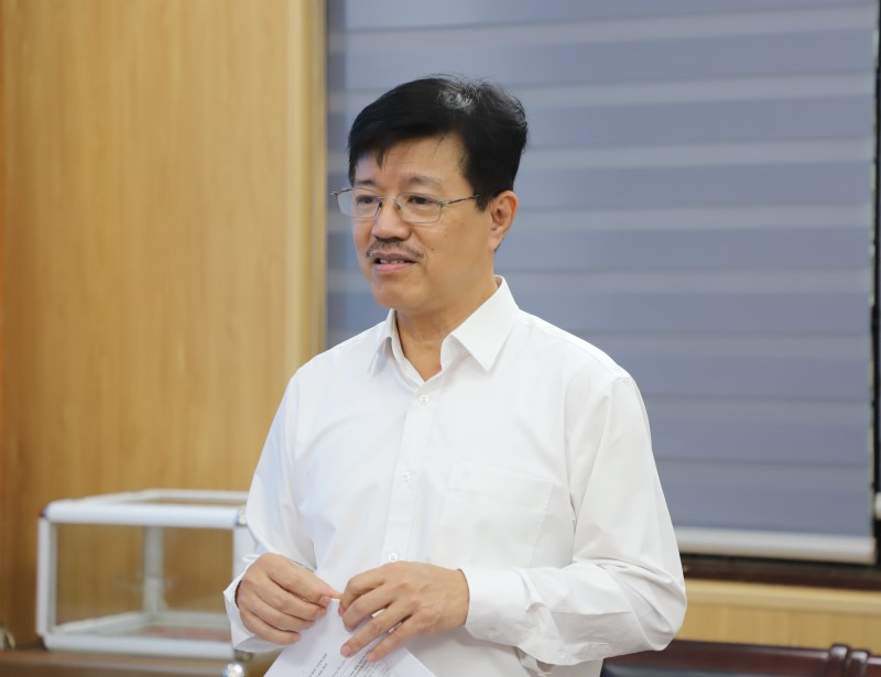 Đồng chí Vũ Mạnh Cường, Giám đốc Trung tâm Truyền thông, Giáo dục sức khỏe Trung ương báo cáo Thứ trưởng Thường trực Bộ Y tế Vũ Mạnh Hà