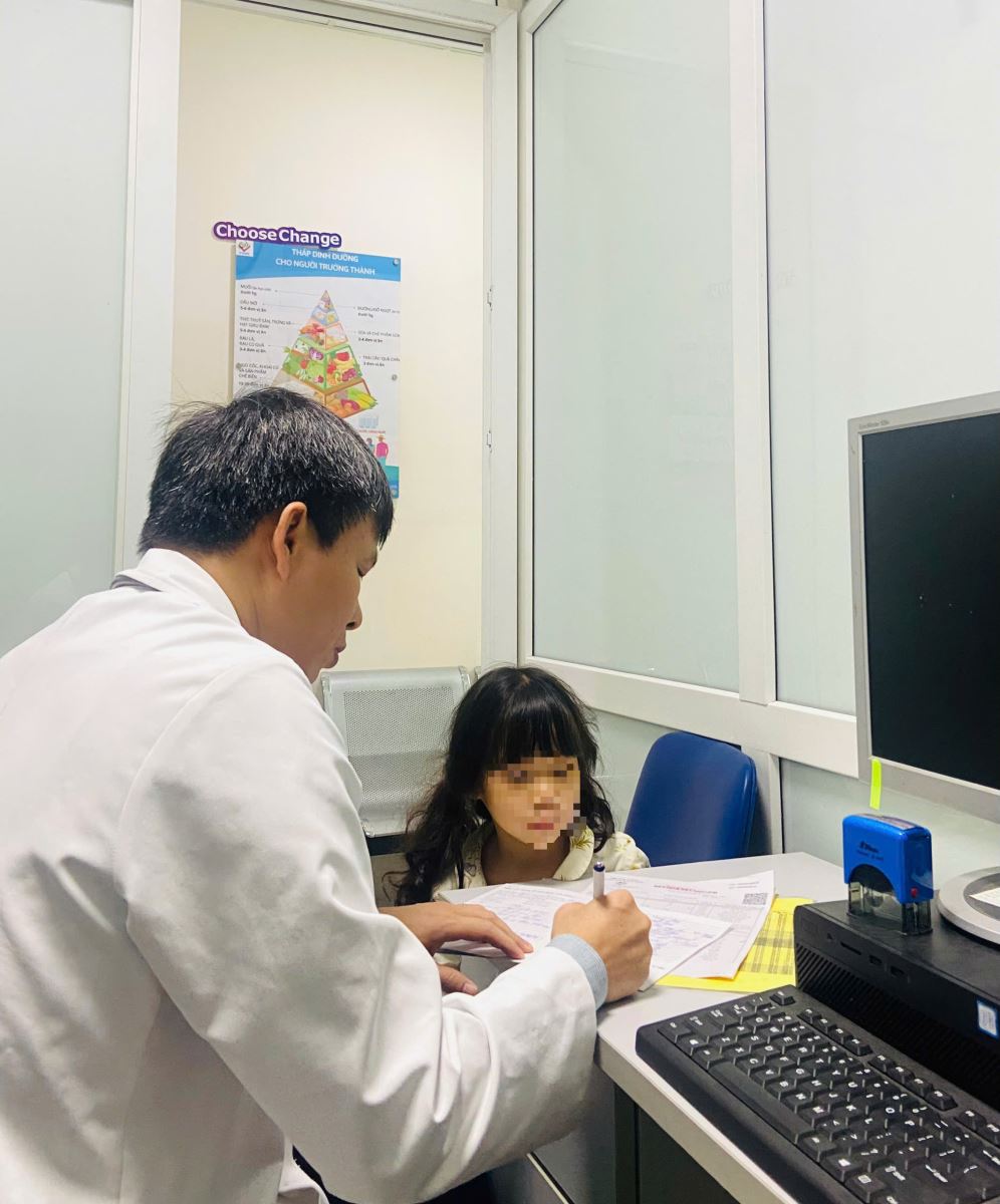 PGS.TS.BS Nguyễn Trọng Hưng (Viện Dinh dưỡng Quốc gia) thăm khám dinh dưỡng cho trẻ nhỏ.