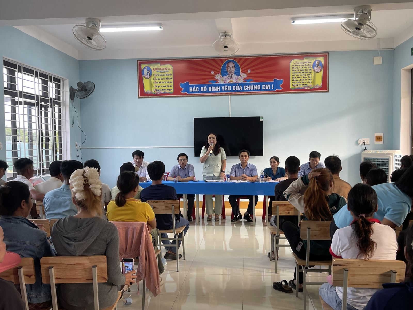 Cuộc họp giữa lãnh đạo Sở Giáo dục và Đào tạo Quảng Trị, UBND xã Kim Ngân, nhà trường cùng 75 phụ huynh có con học bán trú.