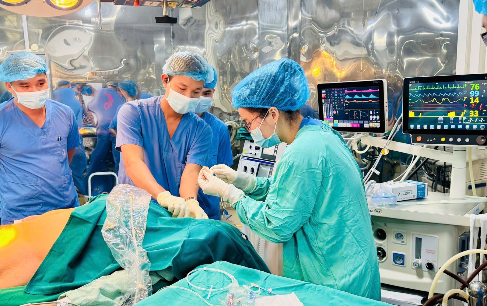 Các bác sĩ tiến hành phẫu thuật cho bệnh nhân.