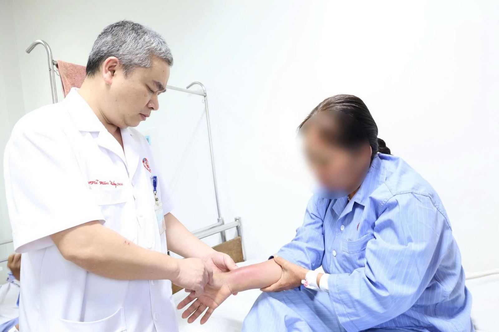 Sau nhiều ngày điều trị kháng sinh tích cực, tình trạng viêm bào mô của người bệnh đã dần cải thiện.