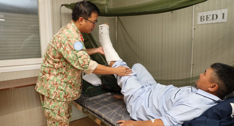Bác sĩ Trần Đức Tài thăm khám và hướng dẫn bệnh nhân sau phẫu thuật.