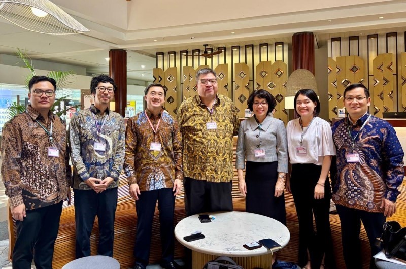 Thứ trưởng Trần Văn Thuấn và đoàn đại biểu Bộ Y tế Việt Nam làm việc với ông Eduardo Banzon-Giám đốc Nhóm Thực hành Y tế, Văn phòng Phát triển Con người và Xã hội, Vụ Các lĩnh vực của Ngân hàng ADB