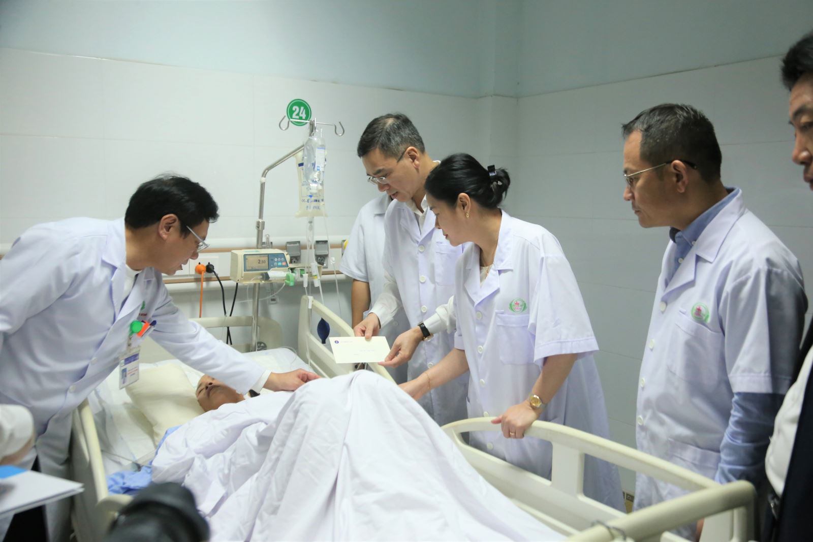 TS.BS Hà Anh Đức - Cục trưởng Cục Quản lý Khám chữa bệnh trao quà của Bộ trưởng Bộ Y tế Đào Hồng Lan cho các điều dưỡng và người nhà bị thương.