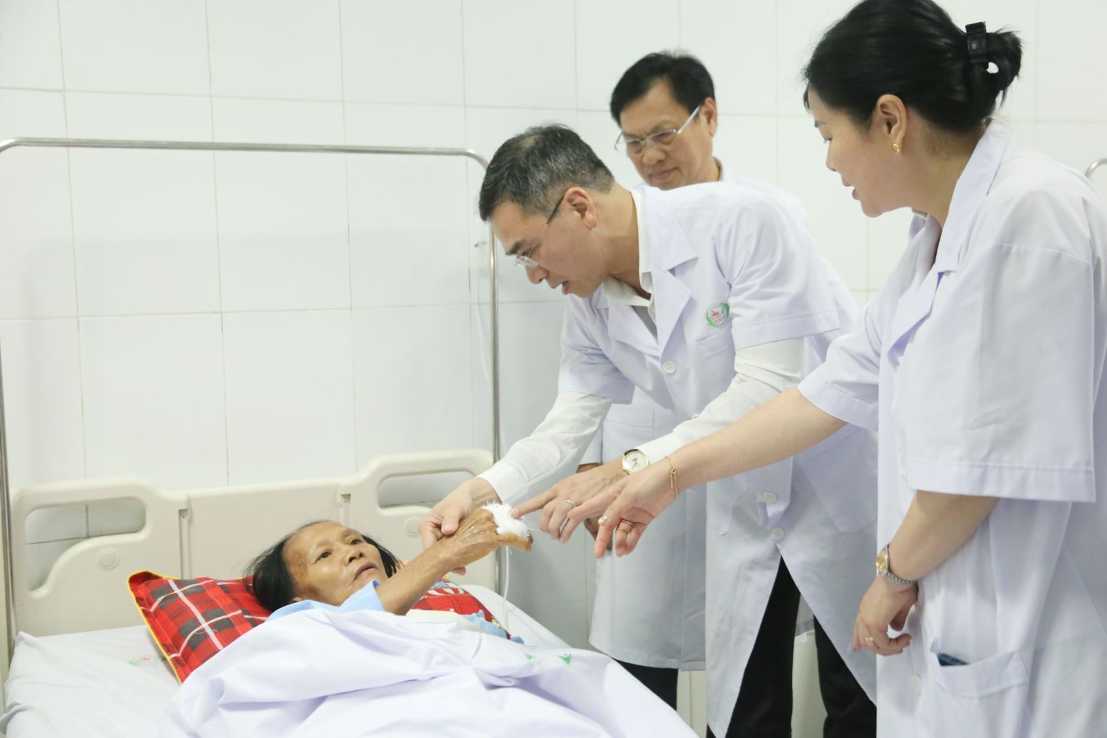 Cục trưởng Hà Anh Đức đề nghị bệnh viện tập trung chăm sóc, điều trị tốt nhất cho các nạn nhân, đồng thời có hỗ trợ tâm lý kịp thời để giúp họ ổn định sức khỏe, tinh thần sau biến cố.