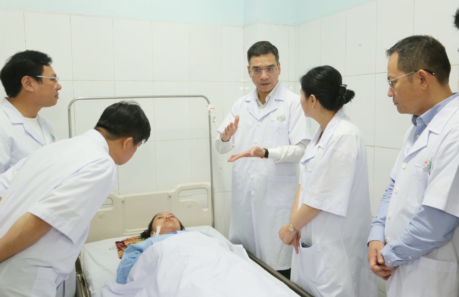 Cục trưởng Hà Anh Đức đề nghị bệnh viện tập trung chăm sóc, điều trị tốt nhất cho các nạn nhân, đồng thời có hỗ trợ tâm lý kịp thời để giúp họ ổn định sức khỏe, tinh thần sau biến cố.